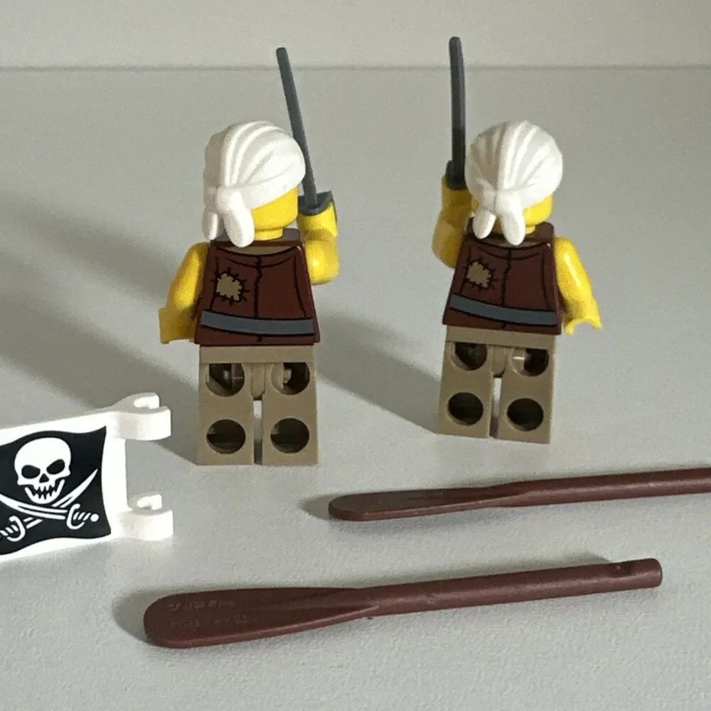 LEGO Pirates III Minifigure - Pirate Vest, Anchor Tatoo (pi158) 70409 Skull Flag